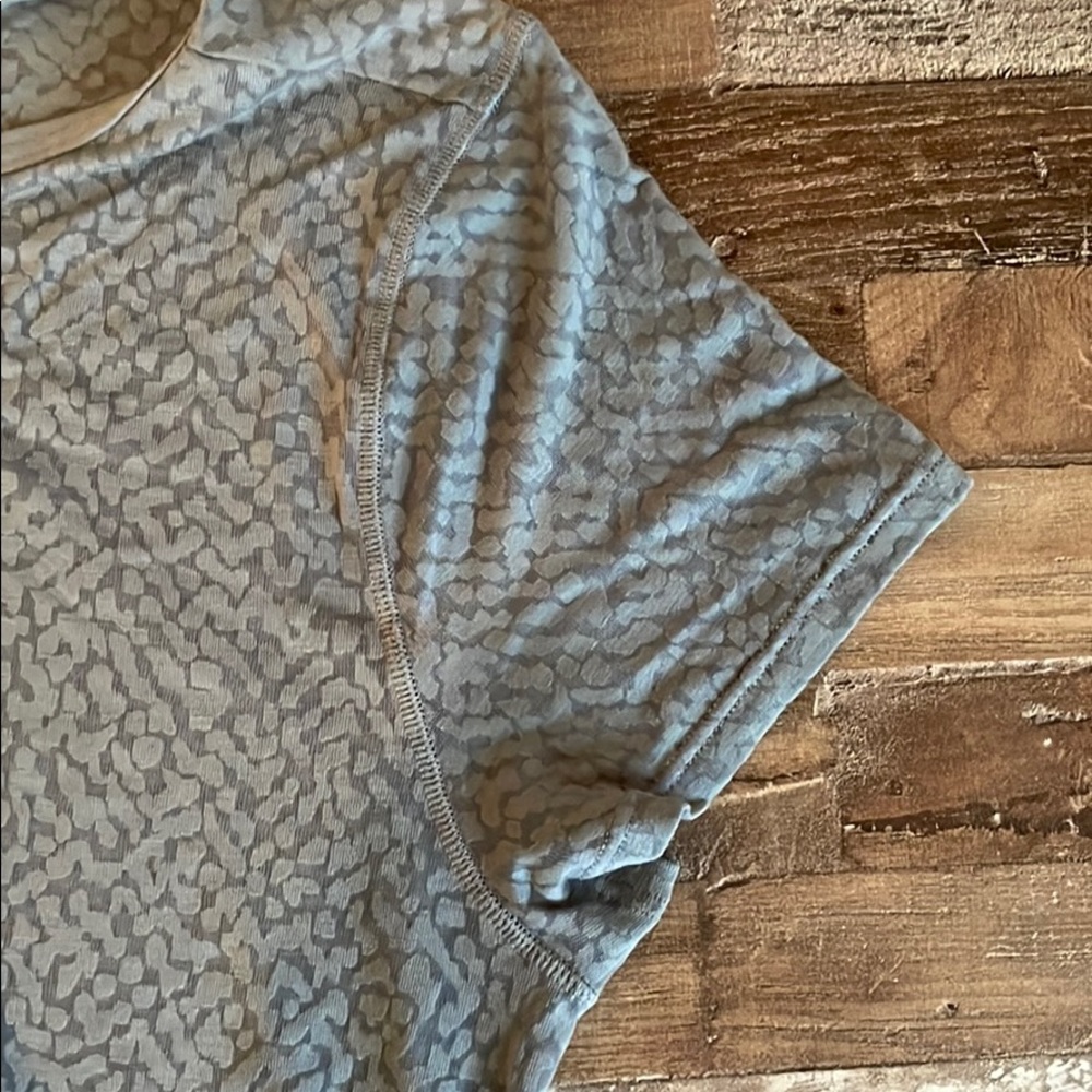 Lululemon Loop Around Tee Size 2 - Picture 4 of 5